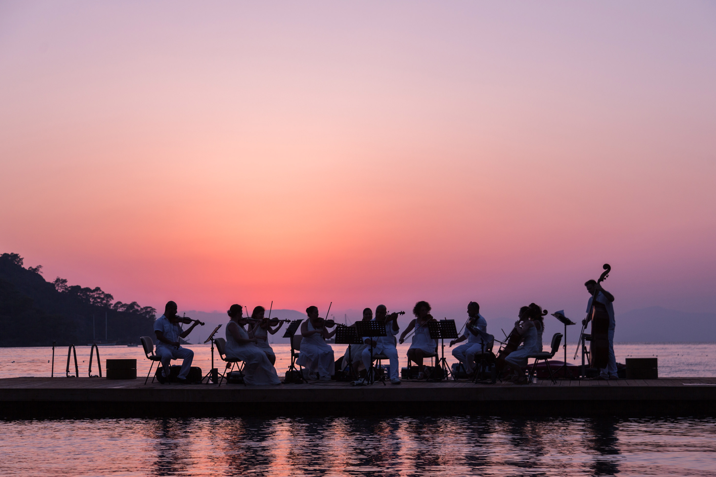 Günbatımıyla Müzik Denizin Üstünde Buluştu